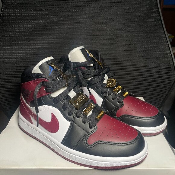 Nike WMNS Air Jordan 1 Mid SE Gold Pendants Burgandy Shoe 6.5W